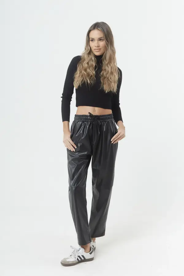 Pantalon cuerina con cordòn